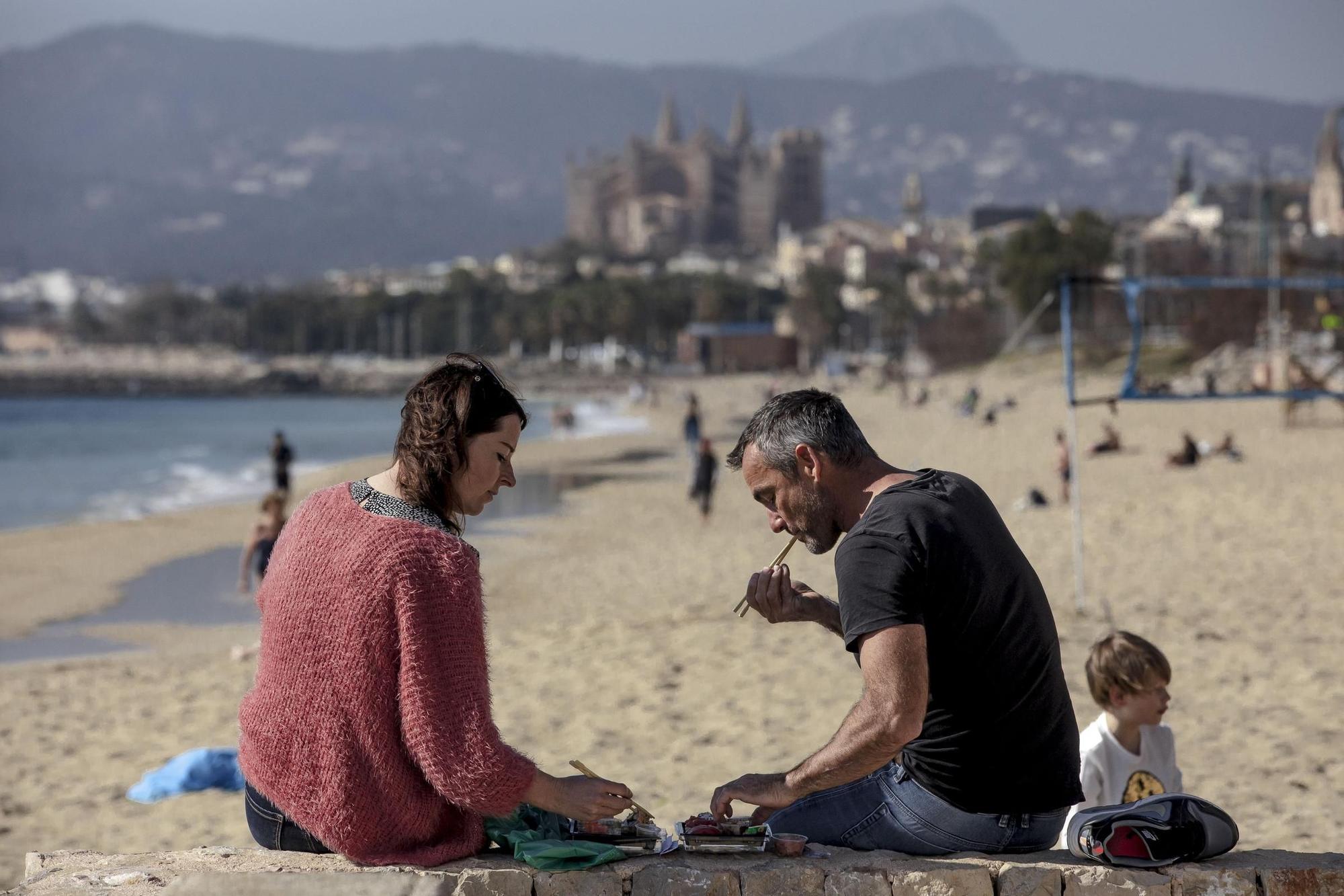 Los palmesanos aprovechan el buen tiempo para disfrutar de la playa