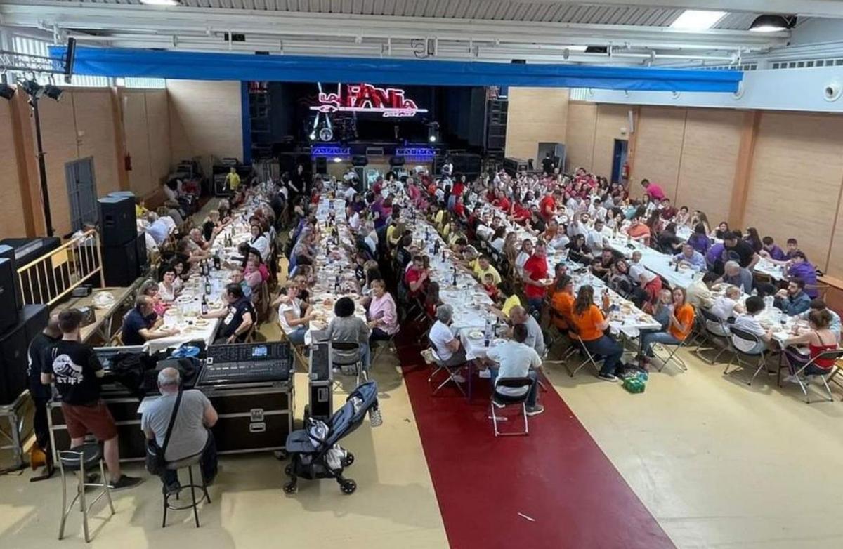 El pabellón municipal volvió a acoger la comida a base de rancho. | SERVICIO ESPECIAL