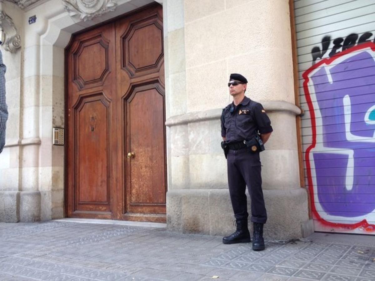 Un agent de la Guàrdia Civil, durant el registre.