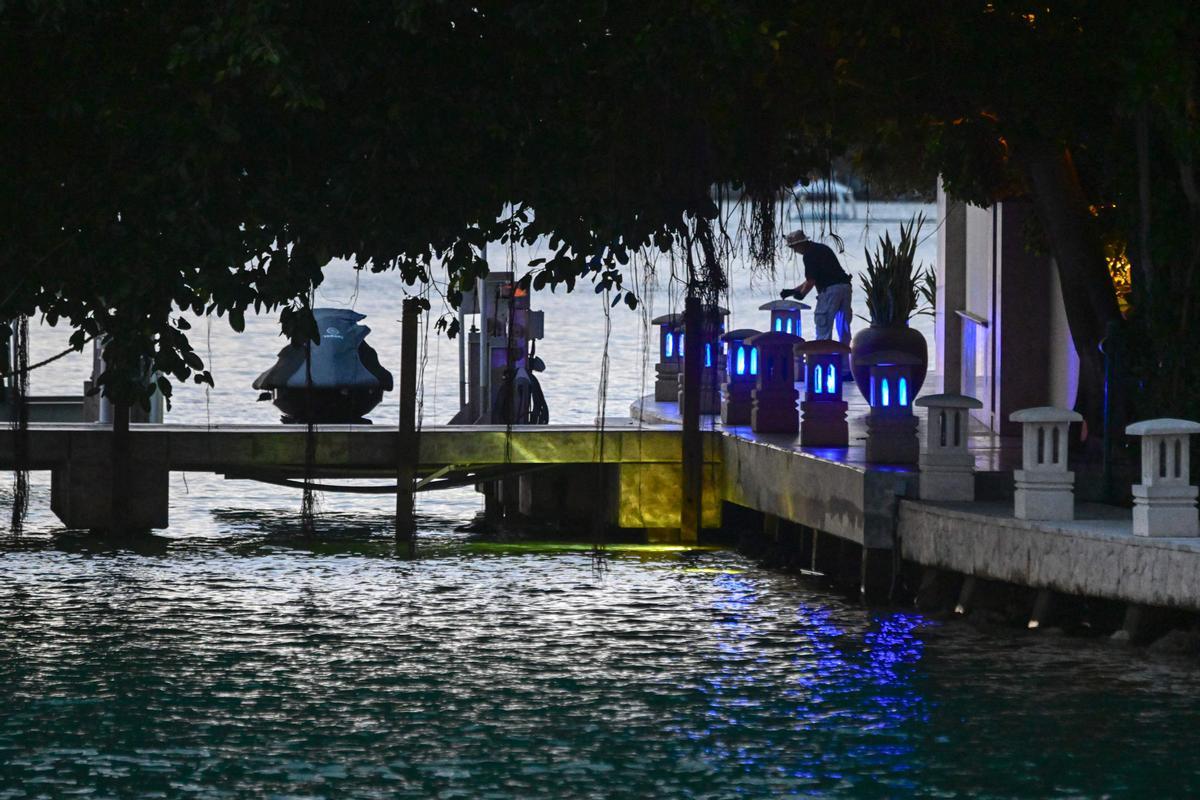 Un agente en el borde de una propiedad perteneciente al productor y músico estadounidense Sean 'Diddy' Combs durante una búsqueda realizada por agentes federales en Star Island en Miami Beach el 25 de marzo de 2024.
