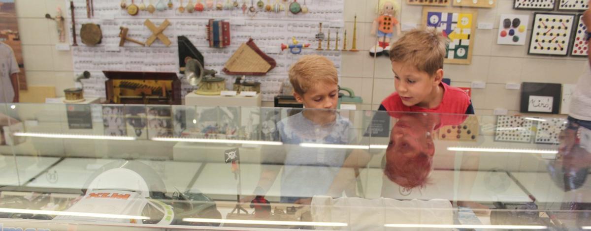 La visita al Museu del Joguet de Catalunya a Figueres té un marcat caràcter intergeneracional, per a petits i grans. | SANTI COLL