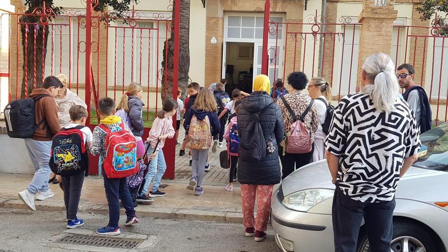 Entrada de alumnado en un colegio de Sagunt.
