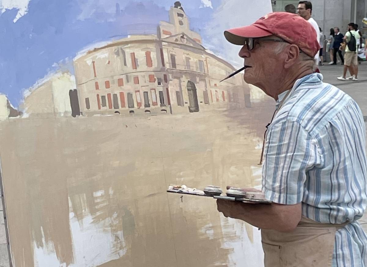 Antonio López pintando en la Puerta del Sol en 2023
