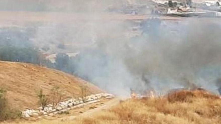 Los bomberos de Puente Genil sofocan un incendio en el parque de La Pitilla