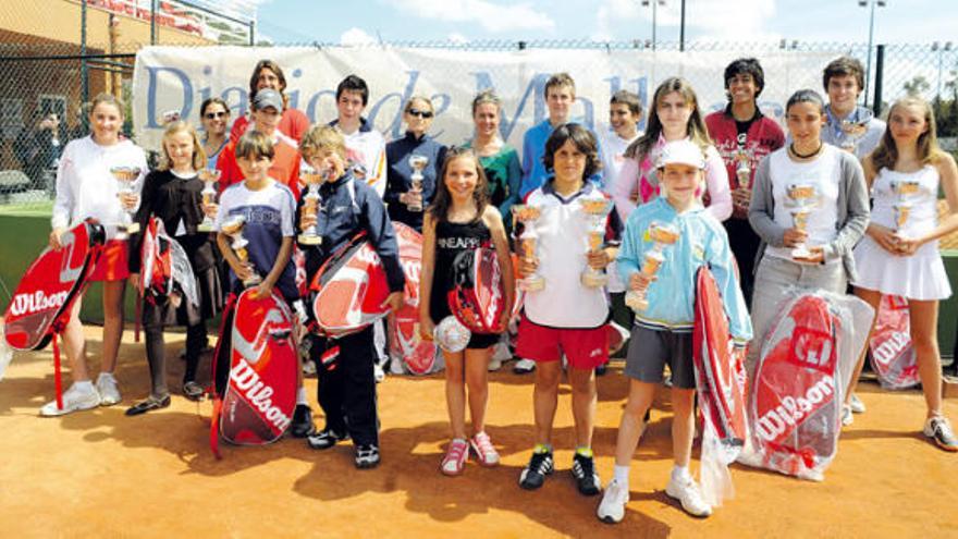 Finalistas y campeones del III Torneo DIARIO de MALLORCA posan con sus trofeos y sus premios en una de las pistas del Club de Tenis Santa Ponça.