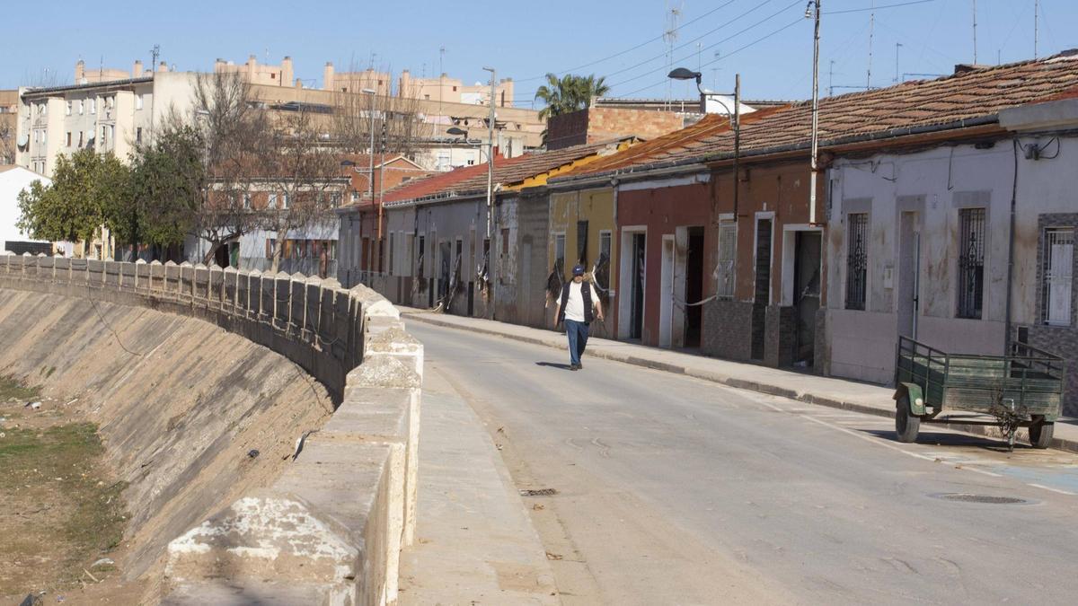 Una decena de viviendas de la avenida de Carlet, en el barrio del Raval, serán derribadas.