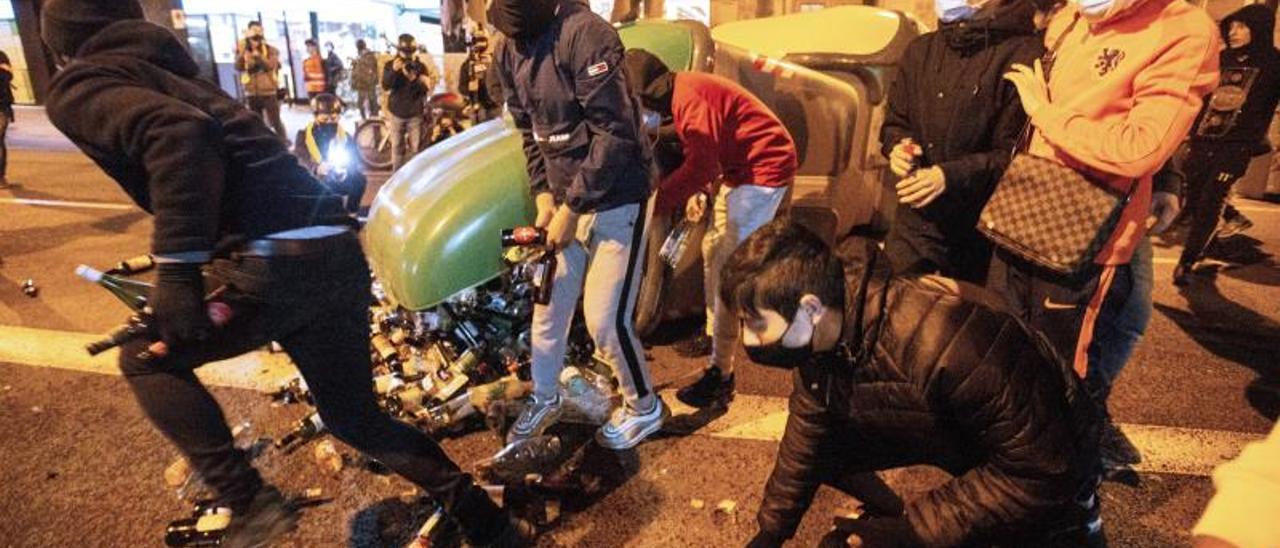 Lanzamientos de botellas y barricadas en una manifestación en Barcelona