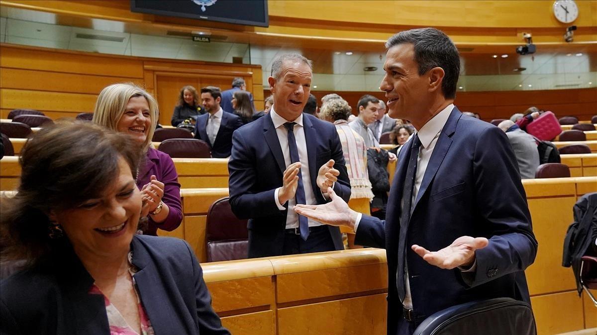 Pedro Sánchez acelera, junto a Carmen Calvo, y es aplaudido por el PSOE en el Senado.