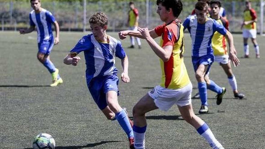 Un momento del último partido del Avilés juvenil en La Toba.