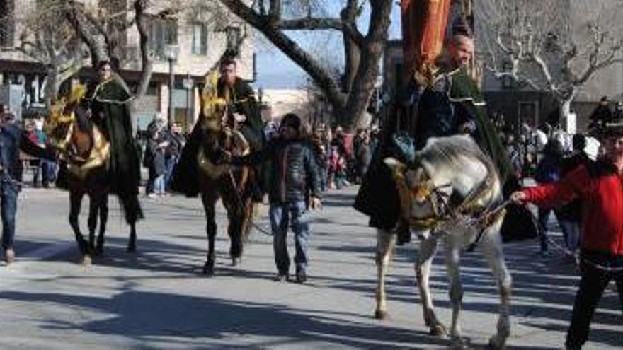 La festa de Sant Antoni Abat treu al carrer una trentena de cavalls