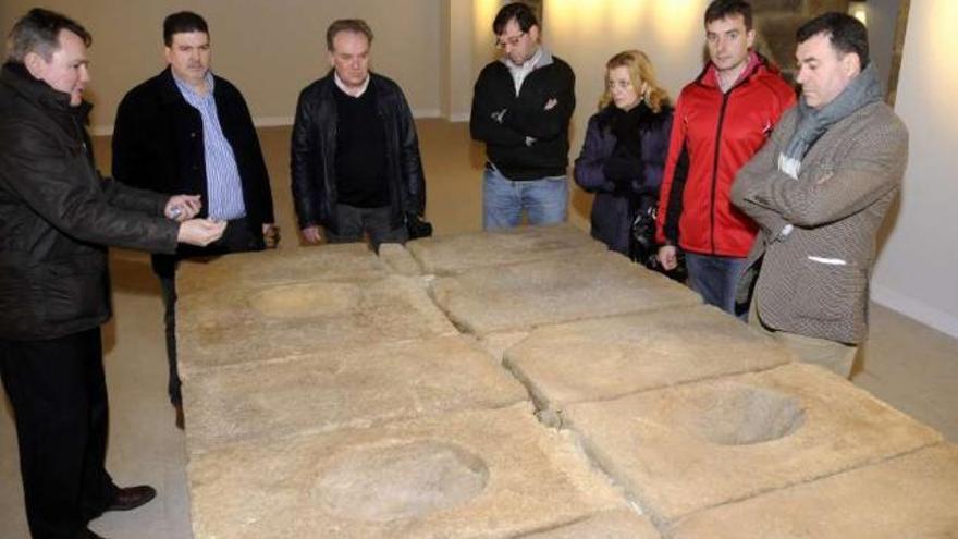 Miembros del Seminario de Estudios de Deza visitaron ayer el pazo.  // Bernabé/Javier Lalín