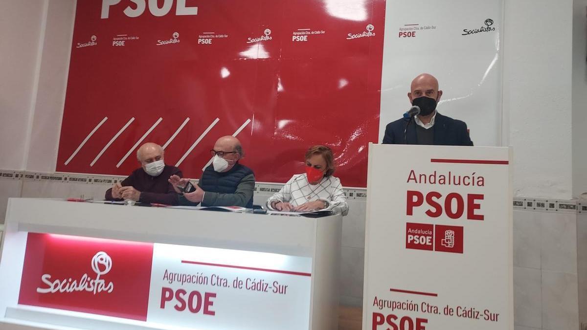 Javier Salas, en la asamblea local de la agrupación de Carretera de Cádiz.