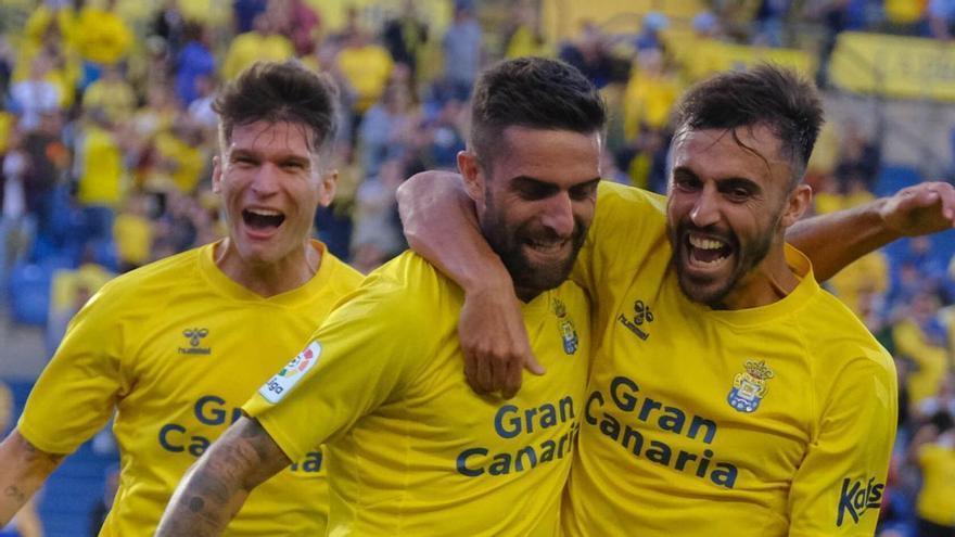 Pejiño se abraza con Óscar Clemente cuando el gaditano vio portería frente al Racing de Santander; detrás Marc Cardona; los tres han jugado como extremo diestro. | | J. C. G.