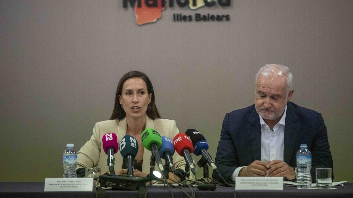 Isabel Vidal con José Antonio Fernández de Alarcón durante una rueda de prensa de los hoteleros de Playa de Palma.