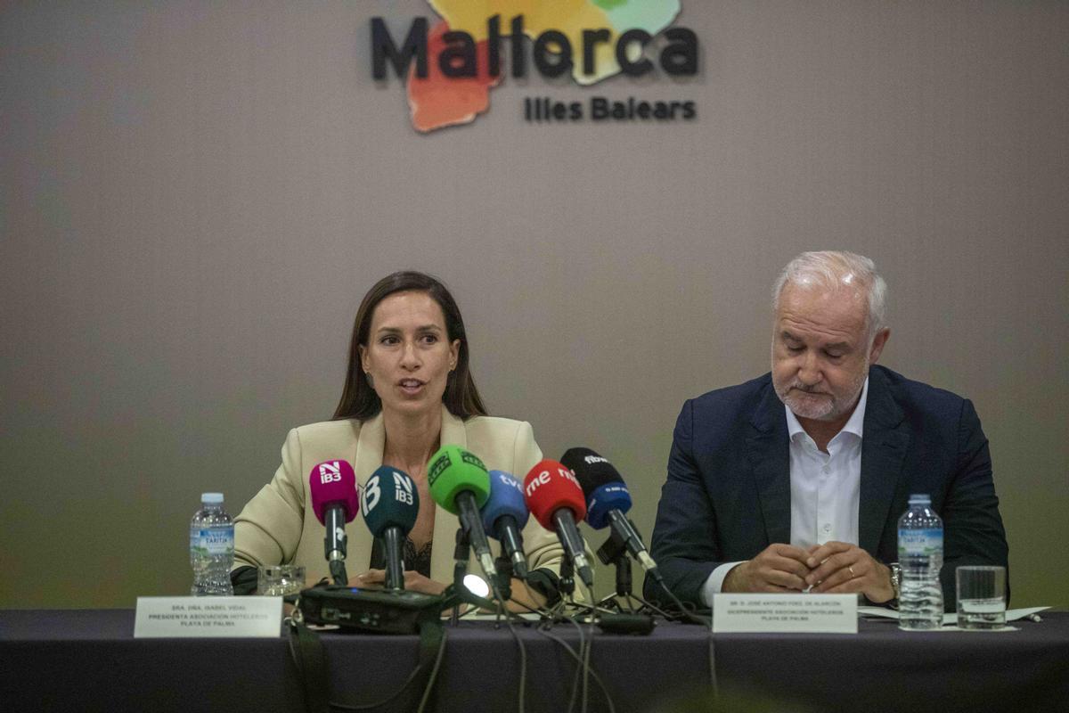 Isabel Vidal con José Antonio Fernández de Alarcón durante una rueda de prensa de los hoteleros de Playa de Palma.