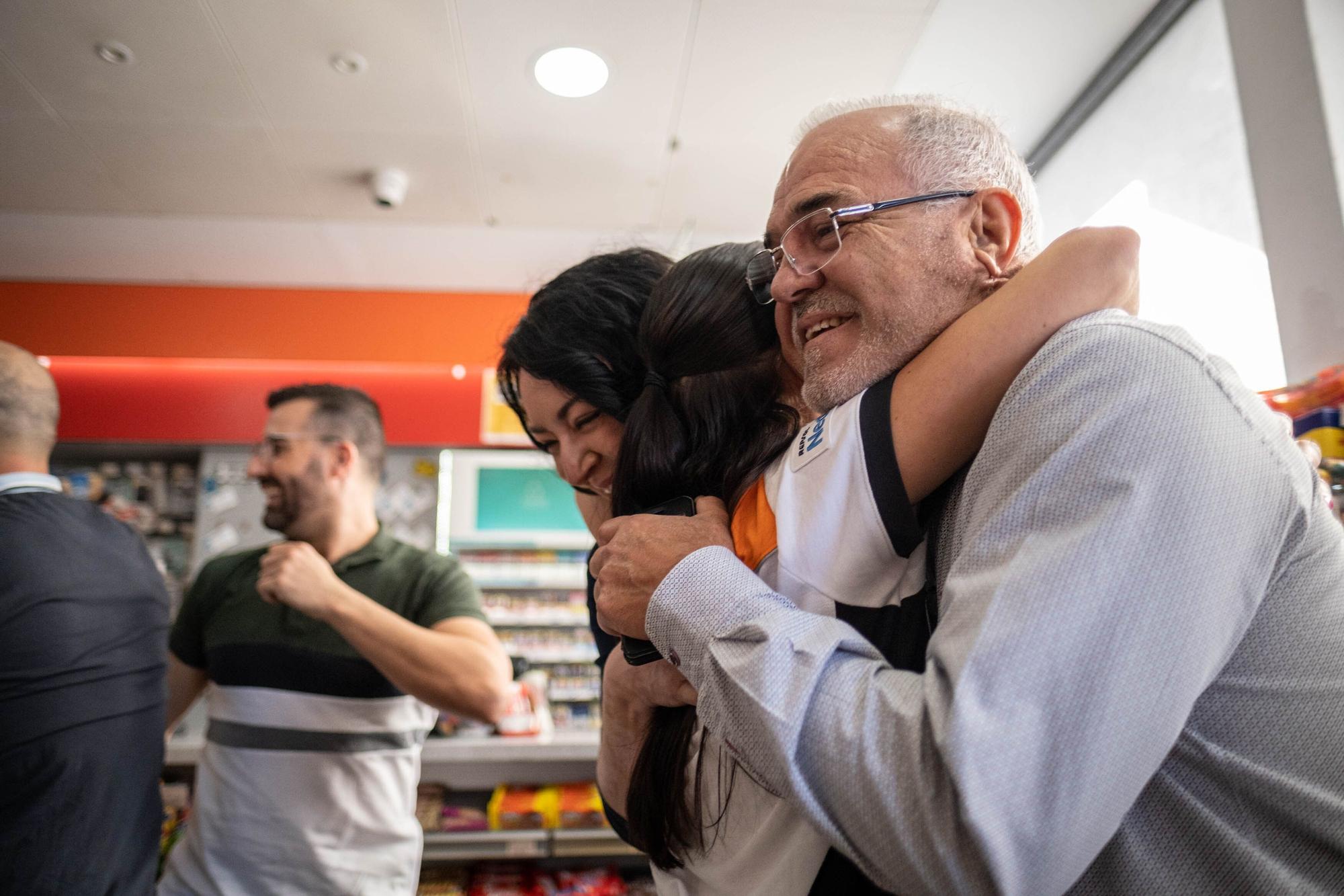 Celebración del Gordo en la gasolinera de Granadilla