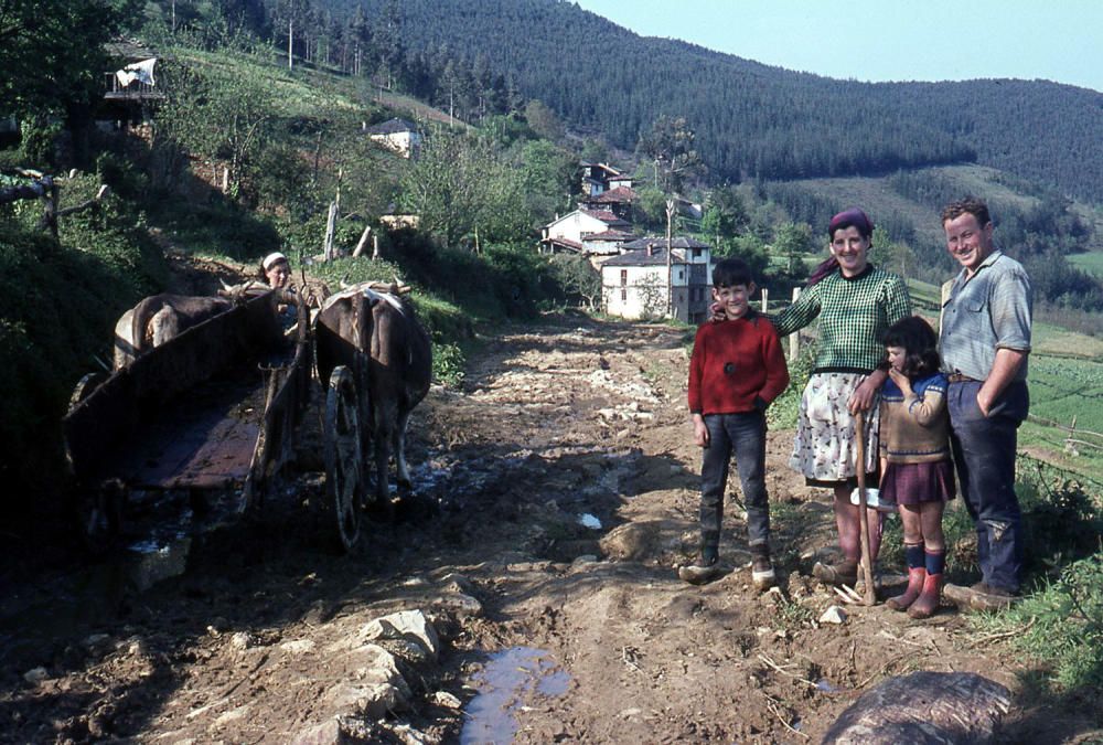 El Muséu del Pueblu d'Asturies publica el legado fotográfico de Julio Fernández Lamuño