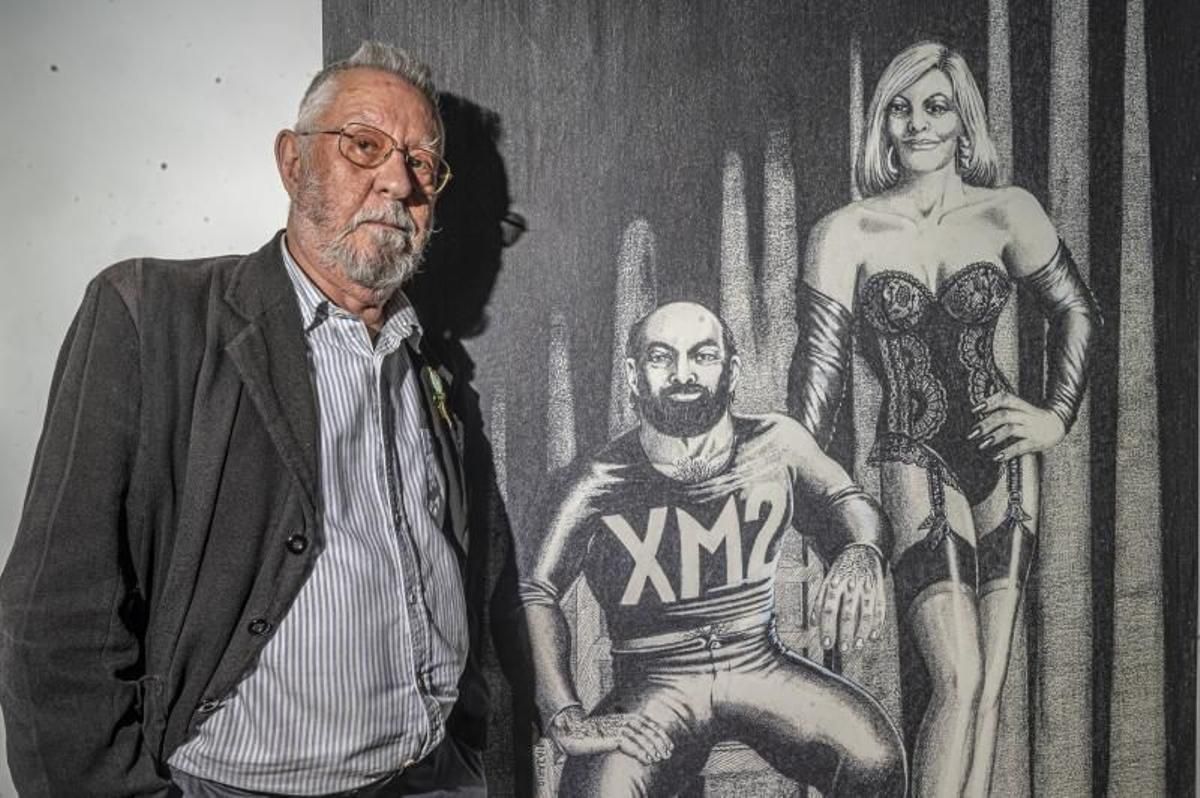 Nazario, junto a una ampliación del dibujo que daría lugar a la portada del número 67 de ’el Víbora’ (1985), en la galería Bombon Projects.