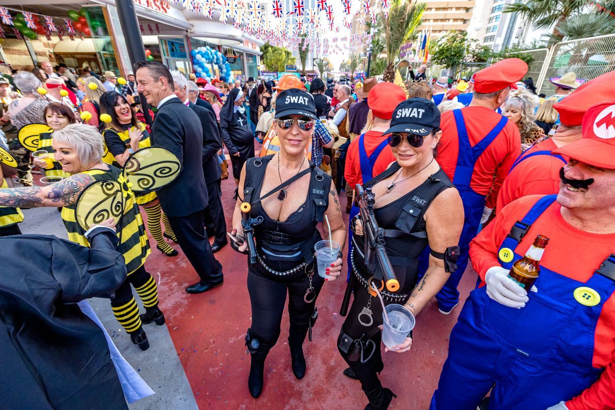 Los británicos desafían a la lluvia y celebran su "Fancy Dress Party" en Benidorm