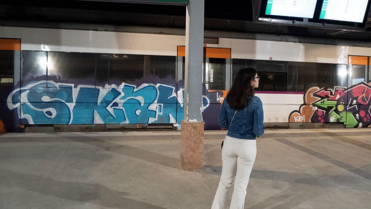 Una noia esperant el tren a l'estació del centre de Figueres.