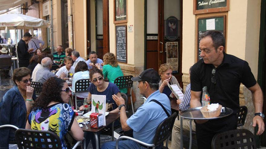 Turistas en un establecimiento hostelero del Centro de Málaga.