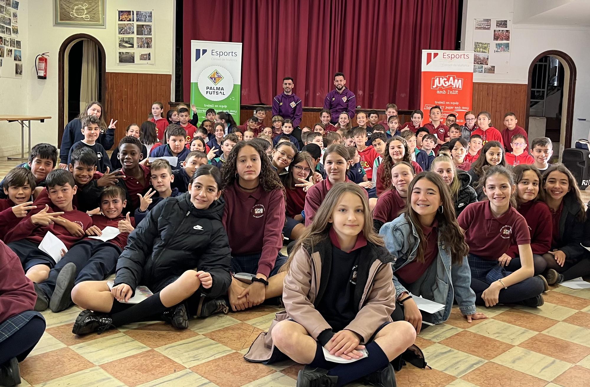 Eloy Rojas y Marlon contestan a las preguntas de los alumnos del colegio Nostra Senyora de la Consolació