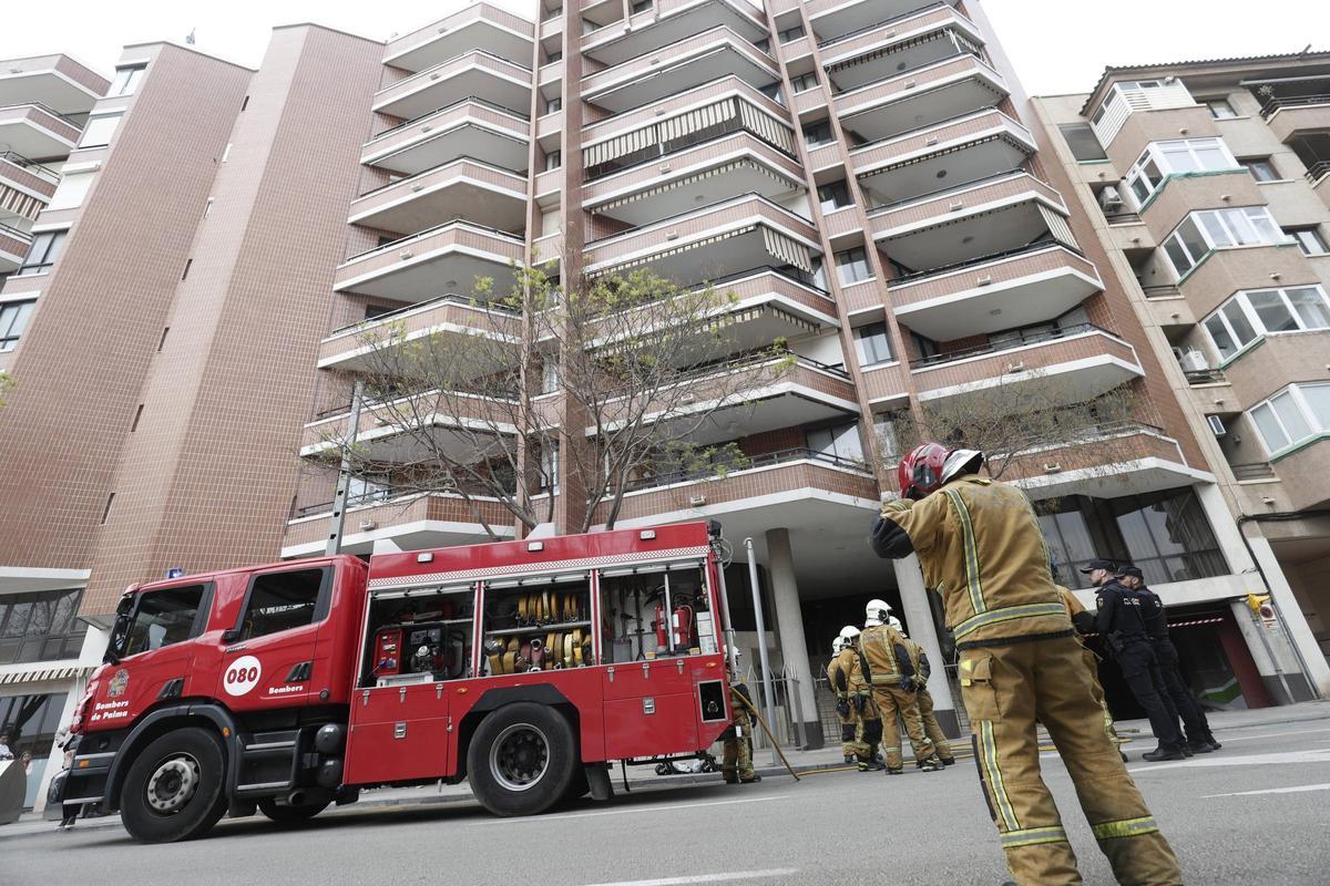 Bombers de Palma, durante el incendio en una vivienda de Joan Alcover.