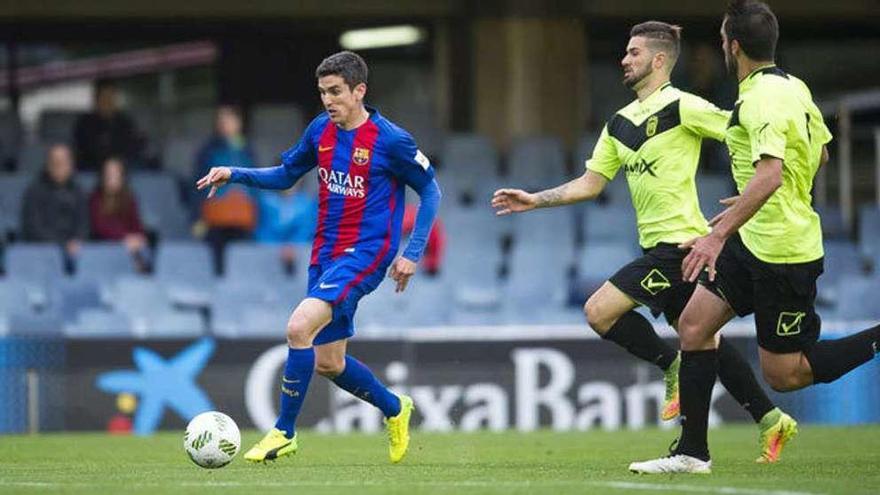 Un jugador del Barcelona B marca uno de los goles en el encuentro. // Fcbarcelona