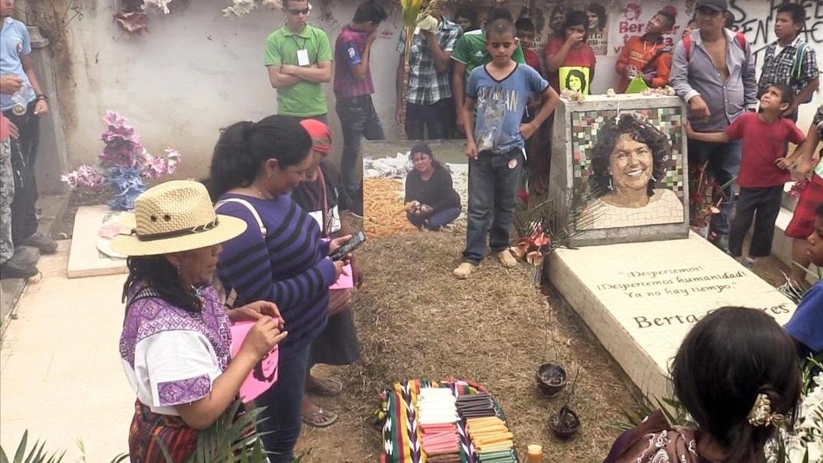 Homenaje a Berta Cáceres en su tumba en el tercer aniversario de su muerte.