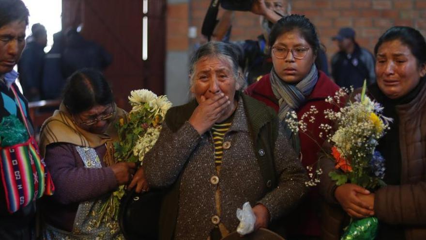 Familiares de una víctima de El Alto, durante su funeral.