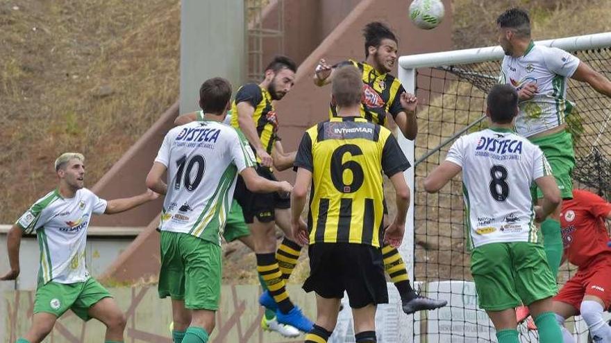 El boucense Youssef remata a puerta durante el partido. // Andrés Cruz