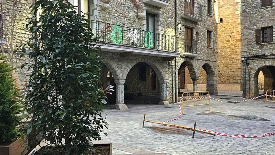 L&#039;aspecte definitiu de la plaça Major de Bellver, amb els escuts nous i les illes de bancs