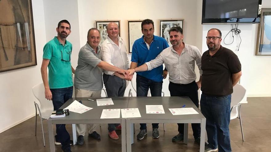 Los integrantes del pacto de PollenÃ§a tras la firma del acuerdo de esta maÃ±ana
