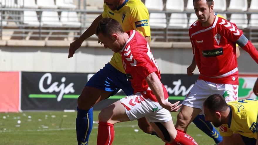 Isi intenta superar a Aridane, central del Cádiz, durante el partido del domingo en NC.