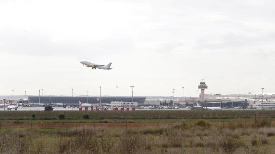 Un avión despega en el aeropuerto de Palma