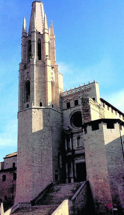 Els campanars de la façana oest es van dissenyar des de la seva pertinença a un sistema de fortificació avançat de les velles muralles