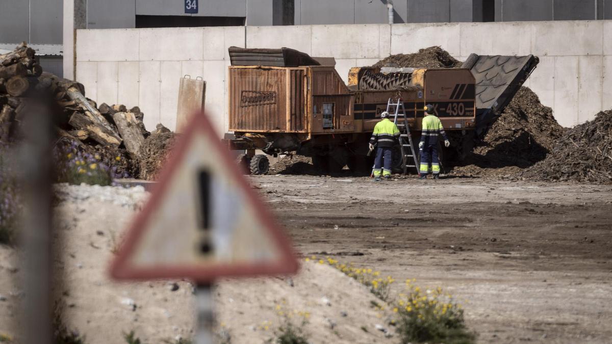 Trabajadores en una de las plantas de recilado de Zaragoza en una imagen de archivo.
