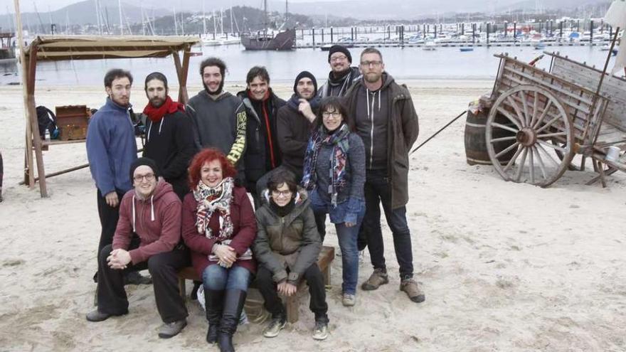 La representación de la Arribada cumple una década en directo n La treintena de actores que por décimo año consecutivo interpretarán en directo el texto de Avelino Sierra dirigidos por la dramaturga Mónica Sueiro realizaba ayer el ensayo general en A Ribeira. Entre ellos, miembros del aula de teatro municipal y profesionales como Sergio Zearreta, Fran Paredes, Edgar Costas o Tito Asorey. Como siempre, habrá dos pases. Uno mañana sábado a las 20.30 y otro el domingo a las 18.00.