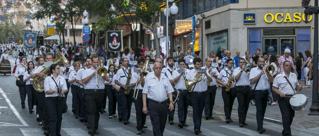 Banda de música durante el desfile y pregón de las Hogueras en 2019