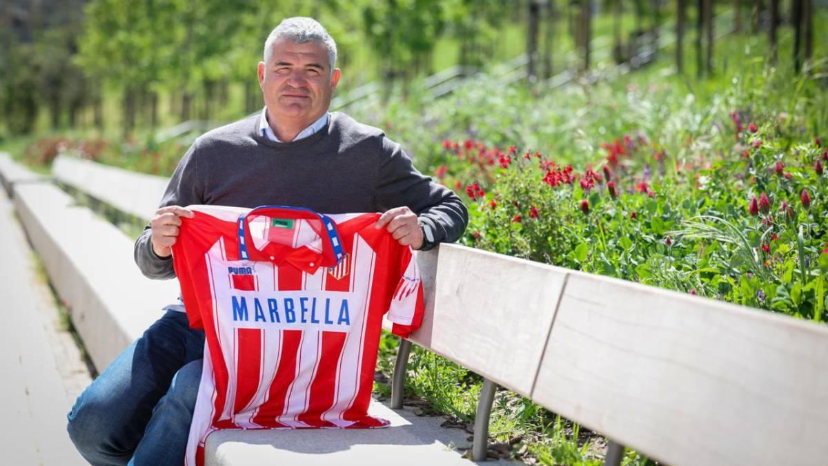 Fresnedoso posa para SPORT con la camiseta del año del doblete (1996)