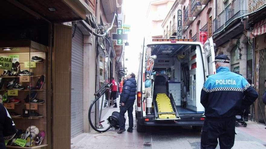 Imagen de 2014 tras desprenderse la farola y golpear a la mujer que fue atendida en una farmacia próxima.