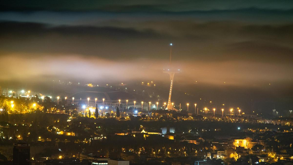 Niebla a primera hora y en primera línea de mar en Barcelona, el 15 de febrero del 2024