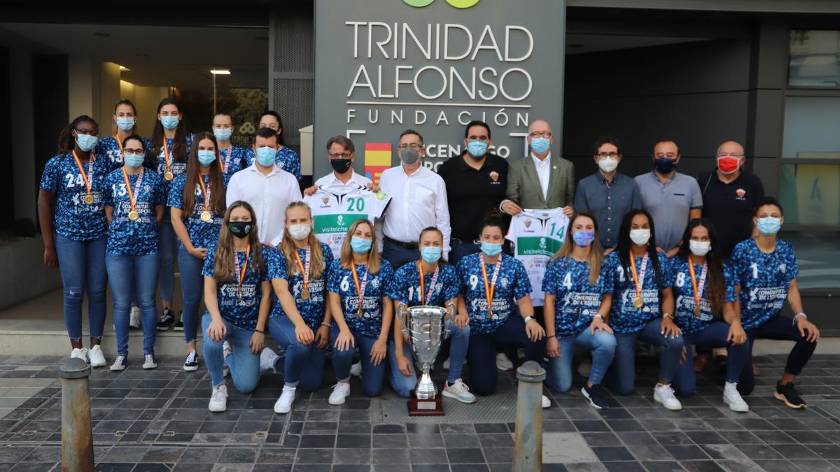 Tras haber conseguido la Supercopa de España femenina, el Visitelche BM Elche ha ofrecido este miércoles el trofeo a la Fundación Trinidad Alfonso