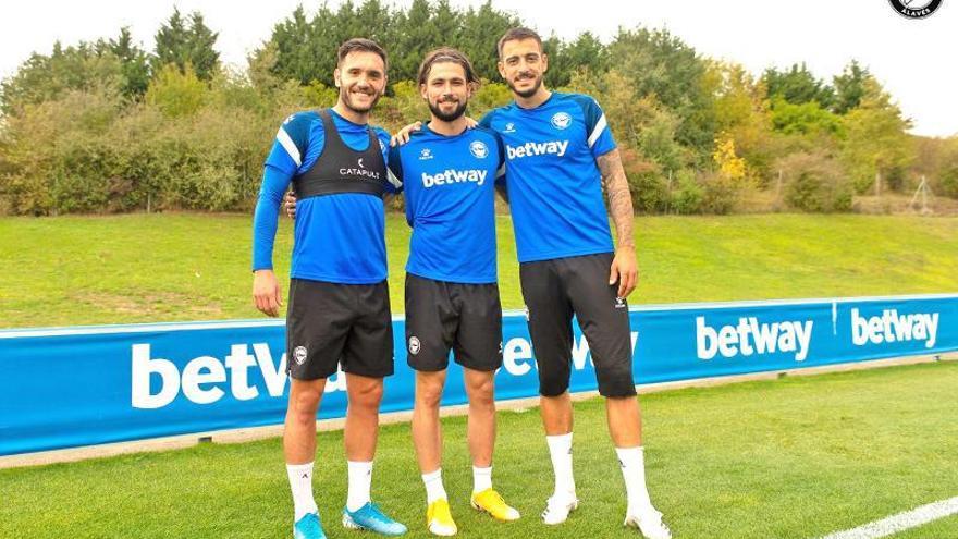 Lucas Pérez, Jota y Joselu, en Vitoria. |  // DEPORTIVO ALAVÉS