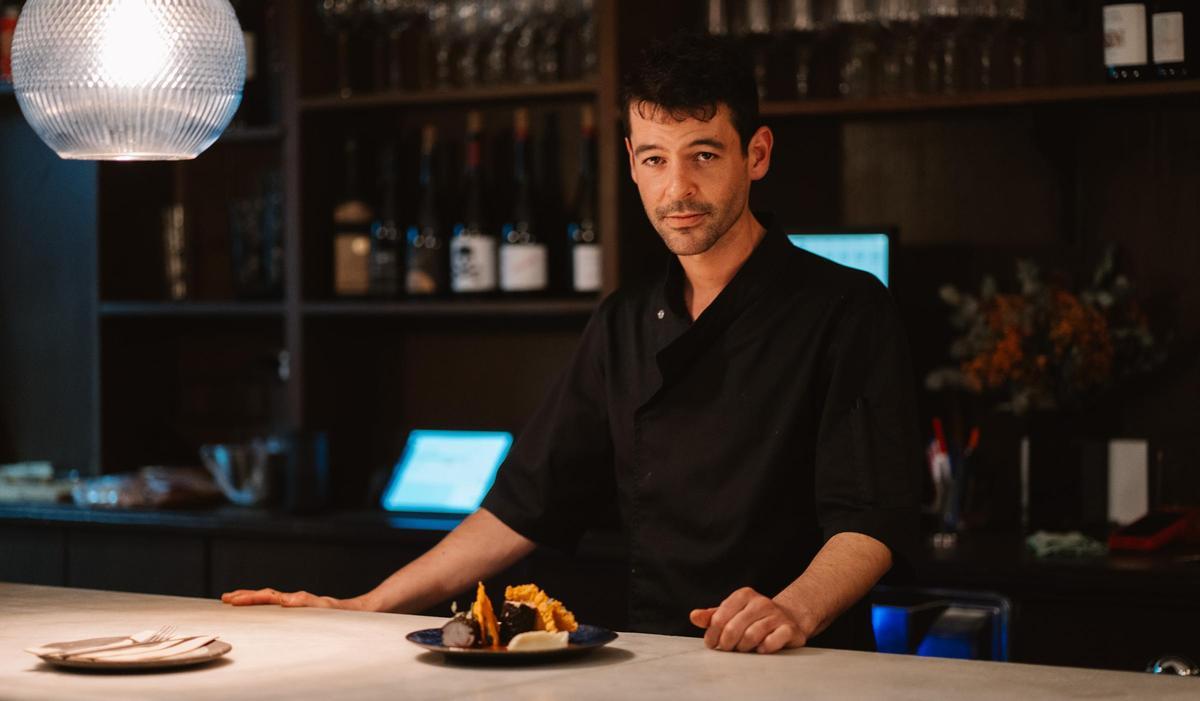 Diego Sánchez y su plato de rape en alga nori con pan de gambas.