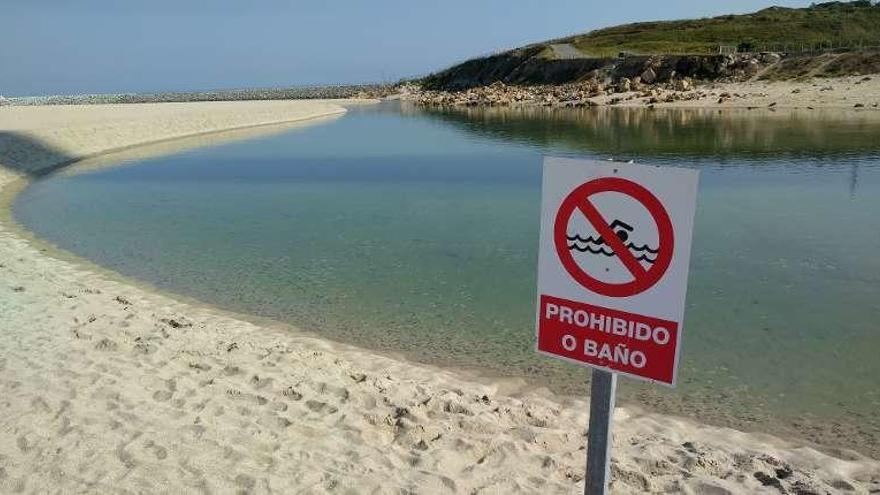 Desembocadura del río Seixedo en la playa de Sabón.