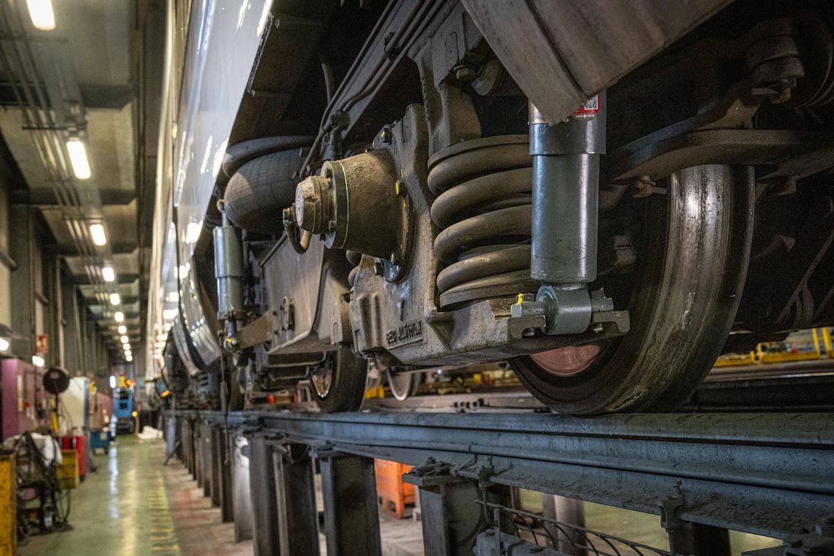 Proceso de limpieza de grafitis e instalación de vinilos en trenes de Rodalies.