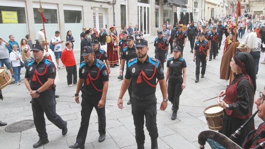 Agentes de la Policía Local de Ourense en la tradicional procesión de San Roque, por las calles de Ourense. |   // IÑAKI OSORIO