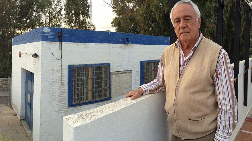 Manuel Hijano, la pasada semana, en el muro de su casa y detrás, la estación de bombeo.