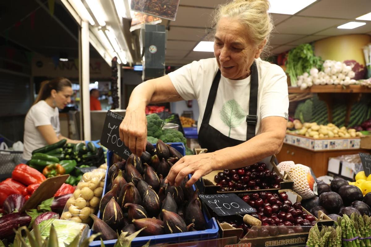 Mari Carmen Alemañ, con brevas en su frutería.
